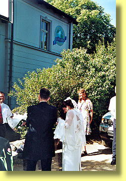 Aussenansicht mit Hochzeitspaar