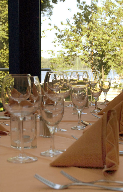 Dekorierte Tische mit Blick auf die Havel