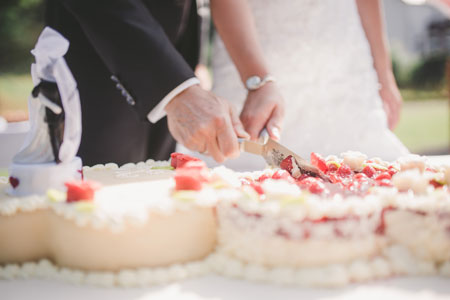 Hochzeitstorte schneiden