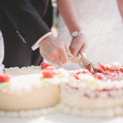 Hochzeitstorte schneiden