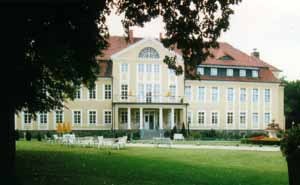 Parkhotel Schloss Wulkow im Sommer
